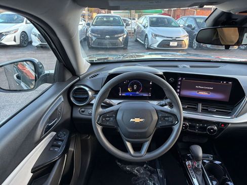 Used 2025 Chevrolet Trax LT image 32