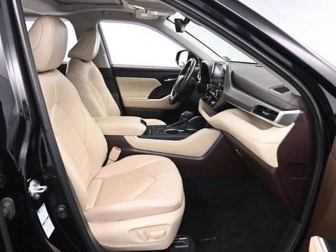 Used 2022 Toyota Highlander XLE AWD/4WD image 23