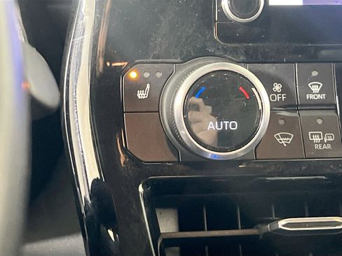 Used 2023 Toyota Highlander XLE image 19