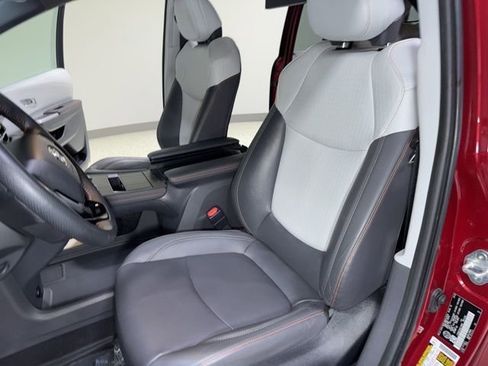 Used 2022 Toyota Sienna XSE FWD image 18