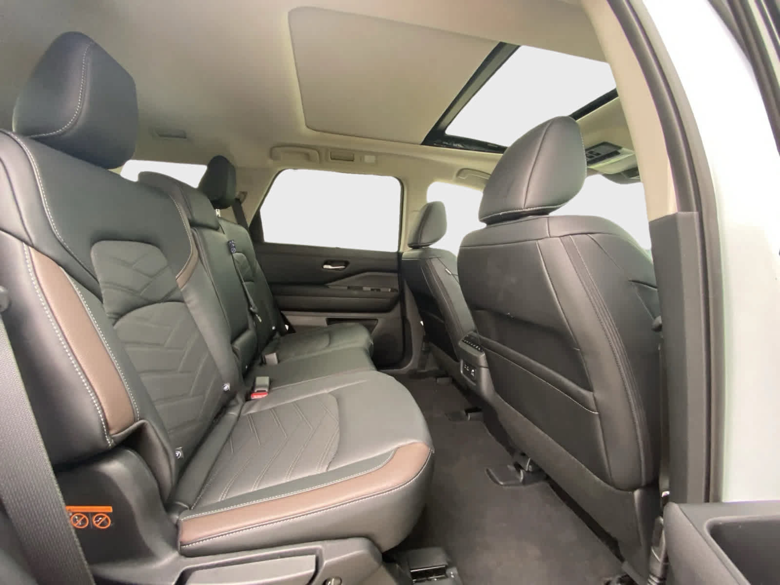 Used 2025 Nissan Pathfinder Platinum w/ Cargo Package AWD/4WD image 17
