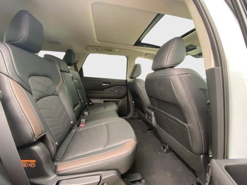 Used 2025 Nissan Pathfinder Platinum w/ Cargo Package AWD/4WD image 17