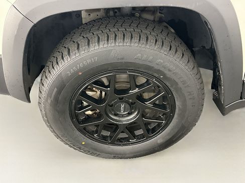 Used 2019 Jeep Cherokee Trailhawk AWD/4WD image 11