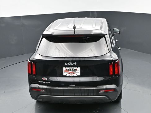 Used 2023 Kia Sorento LX FWD image 32