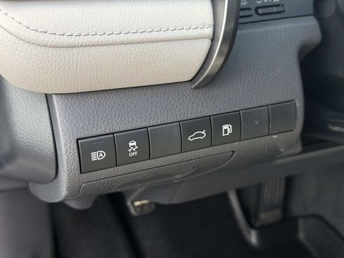 Used 2018 Toyota Camry SE w/ Convenience Package FWD image 25