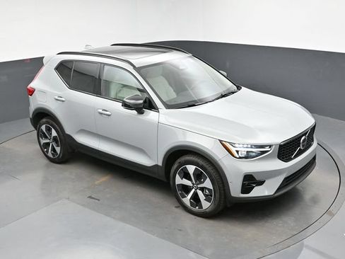 Used 2026 Volvo XC40 B5 Plus AWD/4WD image 43