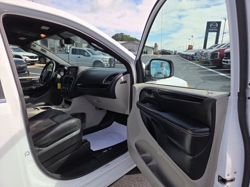 Used 2019 Dodge Grand Caravan SXT FWD image 13