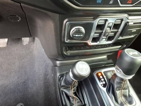 Used 2023 Jeep Wrangler Unlimited Sahara AWD/4WD image 19