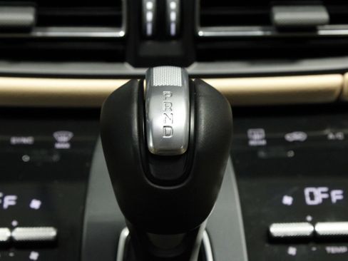 Certified 2025 Porsche Macan AWD/4WD image 25