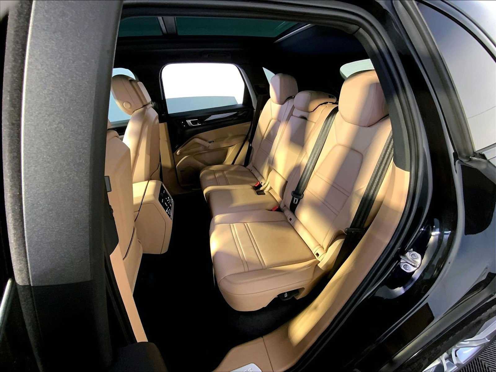 Certified 2023 Porsche Cayenne AWD/4WD image 24