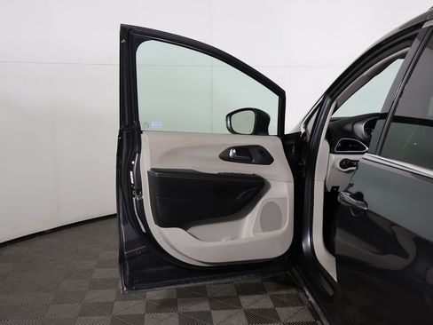 Used 2022 Chrysler Pacifica Touring-L image 19