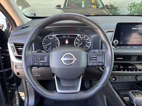 Used 2025 Nissan Rogue SV FWD image 30