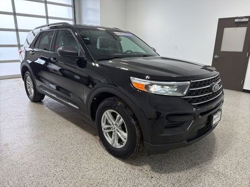 Used 2023 Ford Explorer XLT image 3