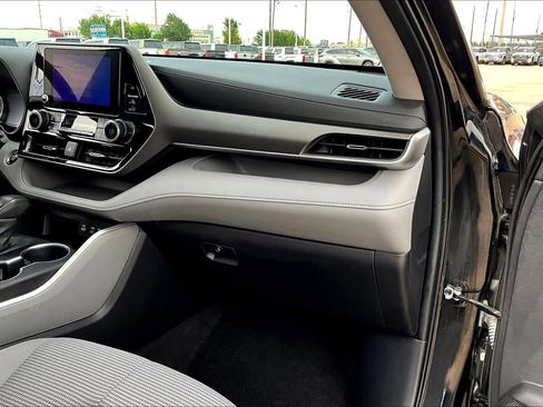 Used 2023 Toyota Highlander LE image 19