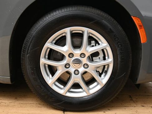 Used 2025 Chrysler Pacifica Select FWD image 14