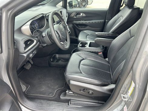 Used 2025 Chrysler Pacifica Select FWD image 10