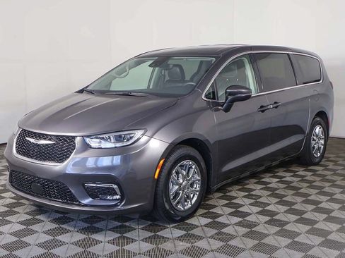 Used 2023 Chrysler Pacifica Touring-L FWD image 8