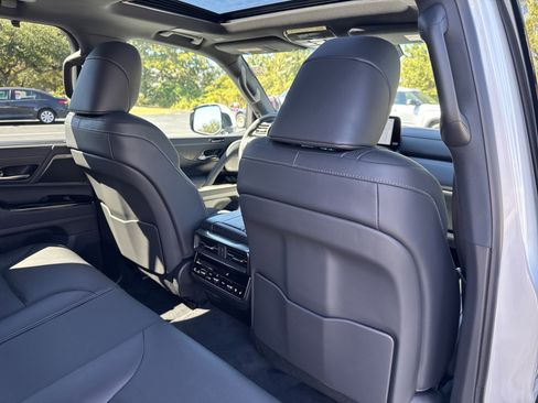 Used 2025 Lexus LX 600 4WD w/ Premium Package image 30