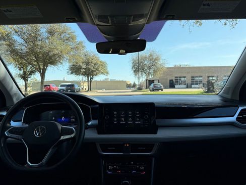 Used 2025 Volkswagen Taos SE image 33