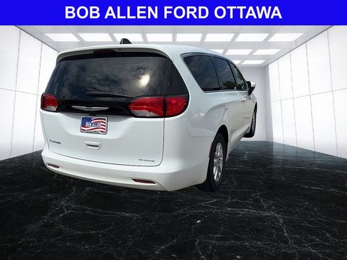 Used 2023 Chrysler Voyager LX FWD image 5