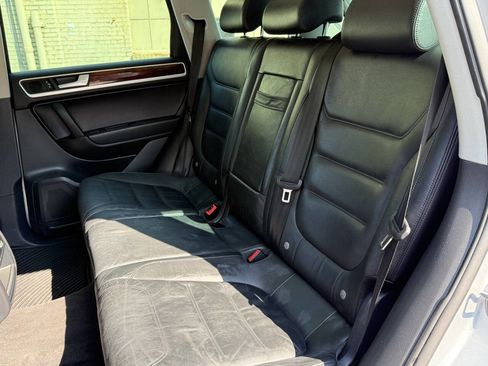 Used 2012 Volkswagen Touareg Sport image 22