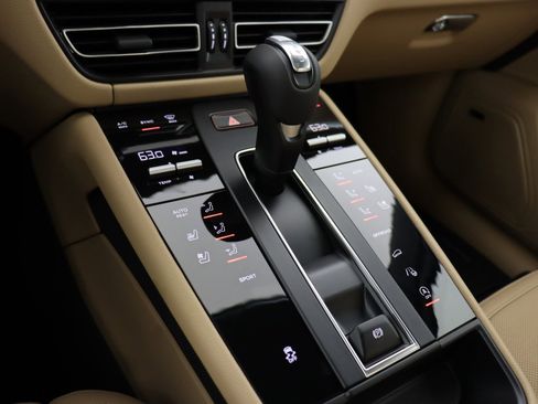 Used 2025 Porsche Macan image 22