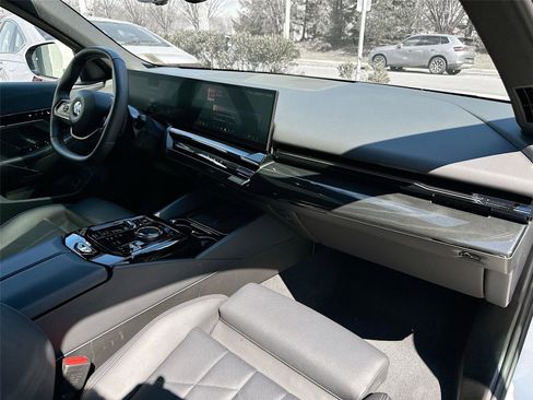 Certified 2024 BMW 530i xDrive w/ Convenience Package image 30