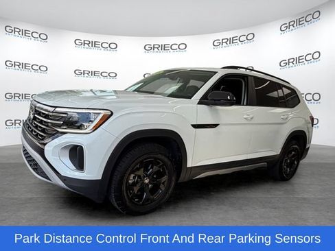 Used 2025 Volkswagen Atlas Peak Edition SE AWD/4WD image 3