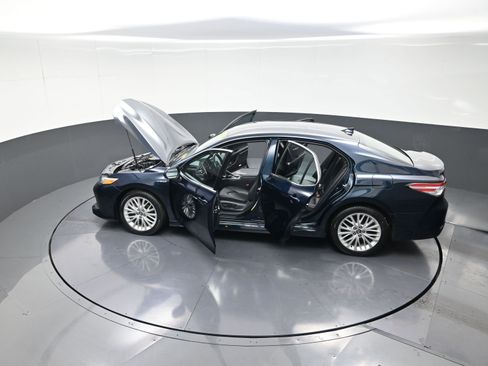 Used 2020 Toyota Camry XLE image 15