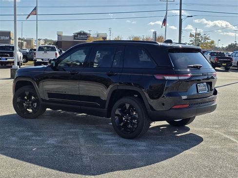 New 2025 Jeep Grand Cherokee Altitude image 4
