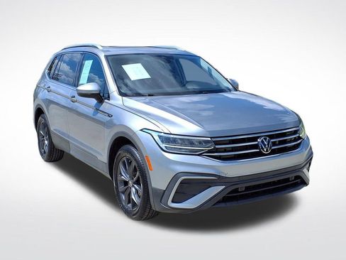 Used 2022 Volkswagen Tiguan SE w/ Panoramic Sunroof Package FWD image 3