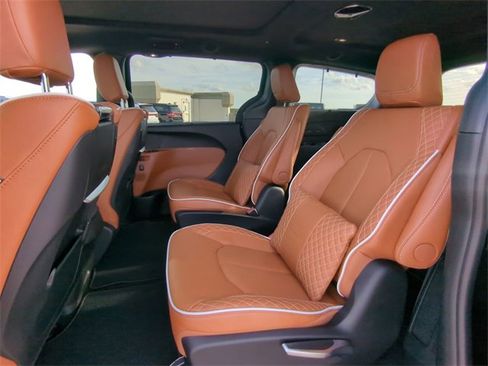 New 2026 Chrysler Pacifica Pinnacle w/ Trailer Tow Group image 17