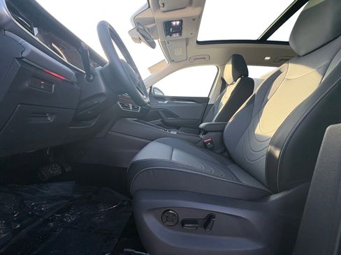 New 2025 Volkswagen Tiguan SE image 2