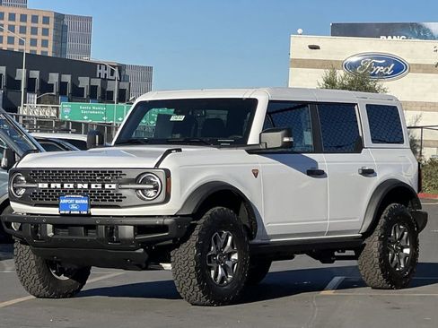 Used 2025 Ford Bronco Badlands image 9