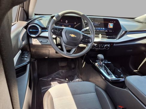 Used 2025 Chevrolet Trax LT FWD image 4