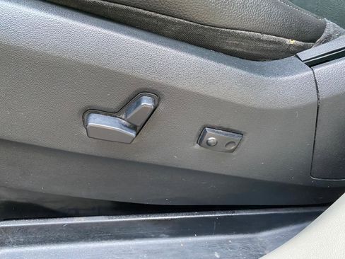 Used 2016 Chrysler Town & Country Touring image 29