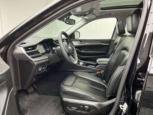 Used 2023 Jeep Grand Cherokee 4WD 4xe image 3