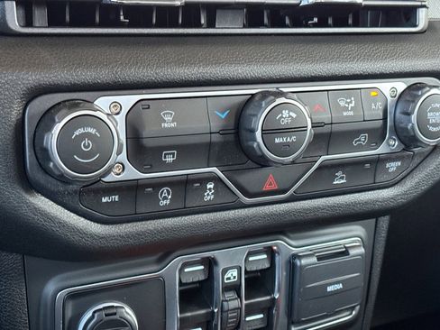 New 2025 Jeep Gladiator Sport image 18