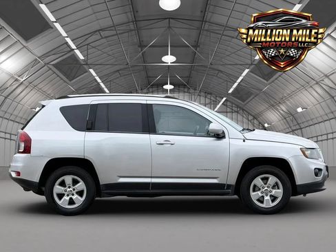 Used 2014 Jeep Compass Latitude w/ Sun/Sound Group FWD image 7