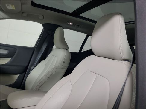 Certified 2025 Volvo XC40 B5 Plus AWD/4WD image 19