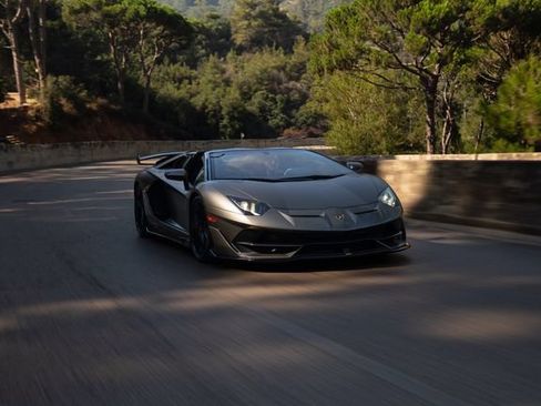 Used 2020 Lamborghini Aventador SVJ AWD/4WD image 3