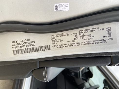 Used 2023 Jeep Grand Cherokee L Laredo image 32