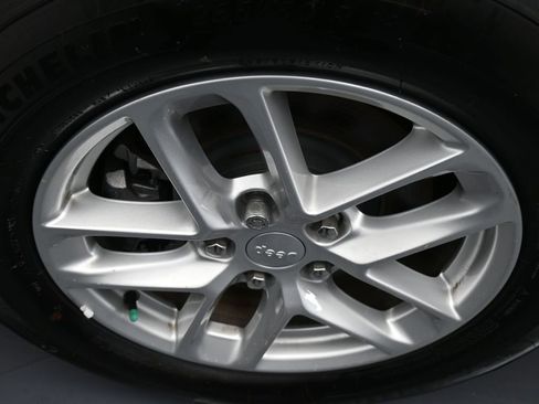 Used 2024 Jeep Grand Cherokee L Laredo image 40