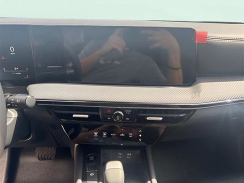 New 2025 Nissan Kicks SR image 12