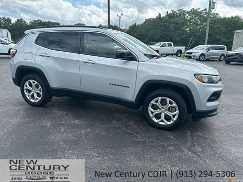 Used 2024 Jeep Compass Latitude AWD/4WD image 2