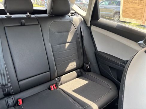 Used 2025 Volkswagen Taos SE image 38