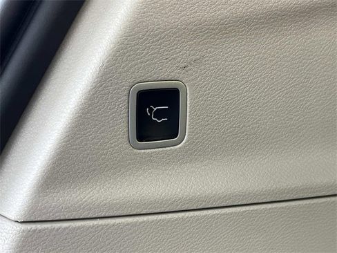 Used 2024 Chrysler Pacifica Touring-L image 25