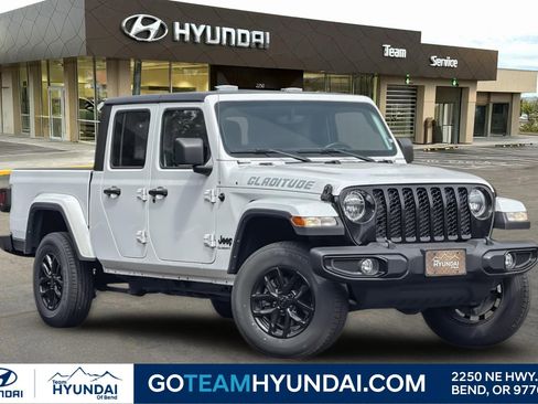 Used 2022 Jeep Gladiator Sport AWD/4WD image 1