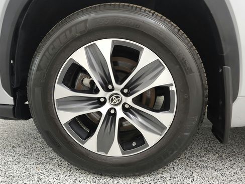 Used 2023 Toyota Highlander XLE AWD/4WD image 40