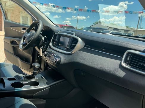 Used 2019 Kia Sorento AWD V6 image 24